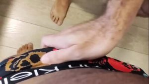 Negão pauzudo metendo fundo na garganta e depois no rabo do tiozão da escola .