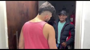 RECEBI UMA ENTREGA E PEDI PRO ENTREGADOR SUBIR. ELE ME COMEU COMO PAGAMENTO E AINDA ME DEU LEITE NA BOCA.