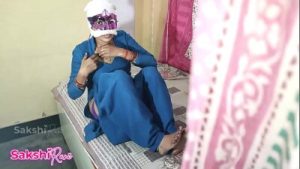Stepson ne stepmom ko Kapde Badalte Dekh Chod Diya, cloth change mast chudai xxx video