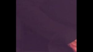 toco a mi compañero de habitacion por primera vez despues que llega de una fiesta mareado