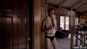 Tony Sting arrasa de cueca preta