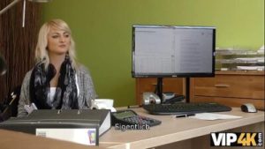 VIP4K. Nette junge Dame gibt einen Kopf und spreizt die Beine im Leihbüro