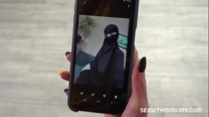 Woman in niqab makes sexy photos