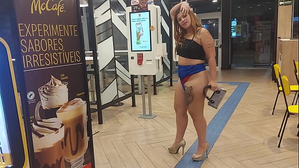 lanche com putaria esposas nuas no mequi fazem seguranca implorar por sexo no drive thru
