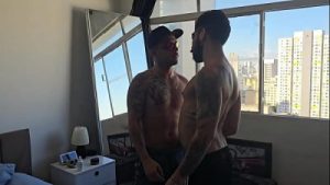 VIREI PUTINHA NA MÃO DO VIZINHO.