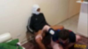 O tesão acumulado tava tanto que gozou em um minuto, faz tempo que a esposa não libera então ele veio se aliviar (COMPLETO NO RED)