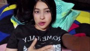 Latina de grandes tetas pillada con el novio de su hermanastra en video llamada ( CASERO REAL)