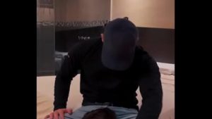 El repartidor delivery me folla por propina extra y resulto ser muy dominante