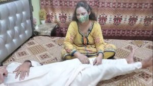 Pakistani Girl apny yar ko milny i jis ka accident hua tha aur yar ny nanga kr k Lund peel diya Hindi Audio Xxxxx