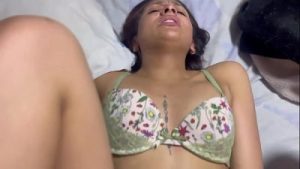 LE OFRESCO DINERO AMI AMIGA POR SU PRIMERA VEZ CON UN HOMBRE