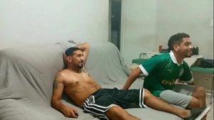 Ele disse pra esposa que ia assistir jogo em casa (COMPLETO NO RED)