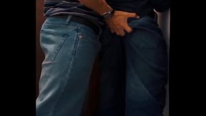 Compañero de piso me folla luego que llegamos mareados del bar