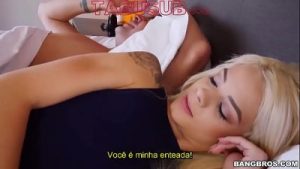 Enteada querendo dormir com o padrasto Legendado