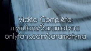 Je me gode dans un VTC puis il me prend sur le bord de ma route