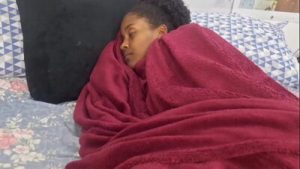 Deitei só de calcinha pra provocar meu padrasto