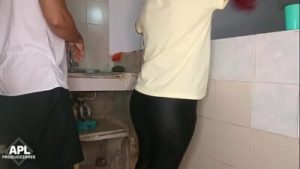 Mientras hablo con la amiga de mi madrastra en la cocina le termino tocando su jugoso coño hasta follarla, ella no sabia que la esba granbando – Parte 1