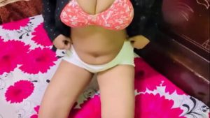 Indian hot bhabhi ne chut me fingering krke Pani nikala (Hindi audio)