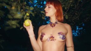 Flower girl get DP by two black cocks