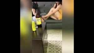 Sexo de TRES en una FIESTA! Se la COGIERON Entre DOS AMIGOS! TRÍO AMATEUR en una FIESTA de la ESCUELA! Una Chava Mexicana se Puso CALIENTE en una FIESTA Después de Tomar y se la COGEN Entre Dos Amigos! Two Dicks One Girl!(COMPLETO)