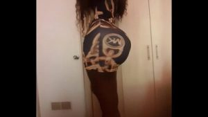 Rosi se desviste y me muestra su culote