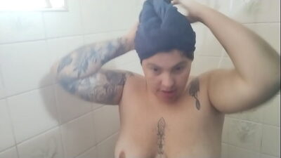 Meu marido safado me pegou no banho e colocou eu pra mamar a rola dura