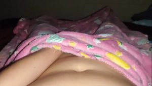 HIJASTRA ENVIA VIDEO MASTURBÁNDOSE A SU PADRASTRO QUEDA TODA MOJADA Y GIME DE PLACER BIEN RICO COÑITO ESTRECHO