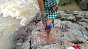 जंगल में नदी किनारे सौतेली माँ के साथ मजेदार चुदाई