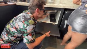 Marido corno contrata encanadores para tapar os dutos da esposa com rola