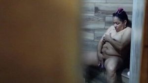 Llego a casa y espio a mi cuñada que se depila antes de bañarse se excita y se masturba