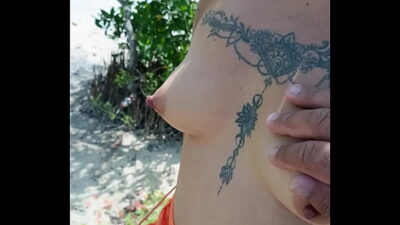 Puta mexicana muestra las tetas y el culo en lugar público y se pone a mamar