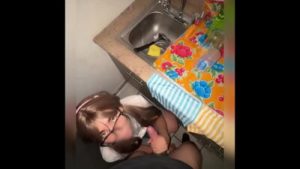 Colegiala Lavando Trastes! Le enseño la Verga para Antojarla! La Chupa Delicioso Viéndome con su Carita!