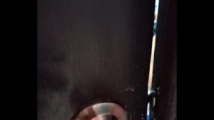 Me estaba tocando bien rico y mi hermanastro me descubre lo dejo que me folle si no le dice a nuestros padres