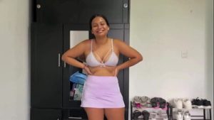 MI CUÑADA MORENA DE ROSTRO HERMOSO Y LINDA SONRISA SE CORRE LAS BRAGAS PARA SENTARSE EN MI VERGA