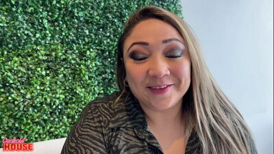 Essa gordinha casada é uma delícia que o marido corno libera para outros machos