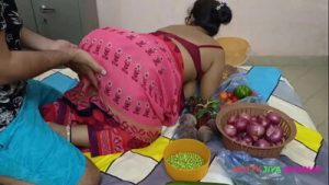 XXX देसी भाभी सब्ज़ी बेचते समय ग्राहक से जबरदस्ती चुद्द् गईं