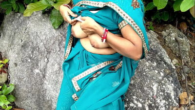 लण्ड की भूखी सौतेली माँ को जंगल के पहाड़ों में ले जाकर चोदा