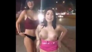 Mia Marin y Giselle Montes se desnudan en la vía publica
