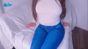 compañera universitaria caliente me espera en el cuarto para follar duro!! culona en jeans ajustados