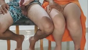 ¡Subete la falda! Hermanastro me folla por debajo de la mesa – XXX