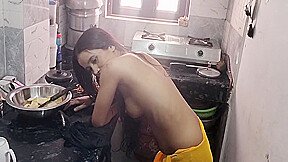 Naukrani Ko Kichen Me Hi Pakad Jabar Dasti Pela