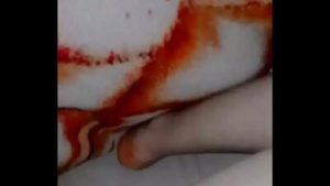 Mi amigo gay de la escuela me mandó un video de sus piernas y no pude evitar jalarme el huevo contemplando sus muslos.