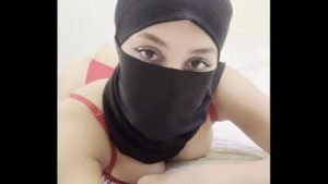 Busty Muslim Babe Teases the Camera With Her Big Curvy Ass in Hijab