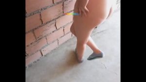 CASERO ALBAÑIL SE FOLLA AL LA MUJER DEL DUEÑO EN LA TERRAZA PERUANA INFIEL PONE LOS CACHOS A SU MARIDO