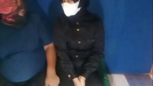 Playing with the pussy of a horny female security guard with a sex toy until she squirts Jago jilmek –