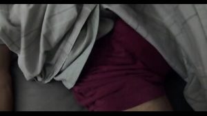 Ella vino por la noche mientras estaba en la cama para masturbarme y vaciar mis bolas