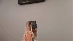 Esposa Puta safada chupando amigo enquanto corno está no trabalho