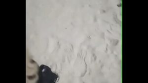 Estava caminhando pela praia de madrugada, encontrei dois machos, chupei os paus deles e tomei leitinho