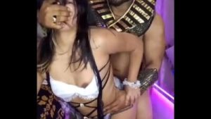 HALLOWEEN – FARAON LE ROMPE LA CONCHA A SIRVIENTA PERUANA