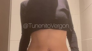 Hermosa Argentina se masturba el baño de un Restaurante!