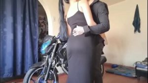 “¡¡Mi hermanastra guarda su moto después del gym y termino pidiéndomelo duro antes de que nuestros papás llegaran a casa!!”